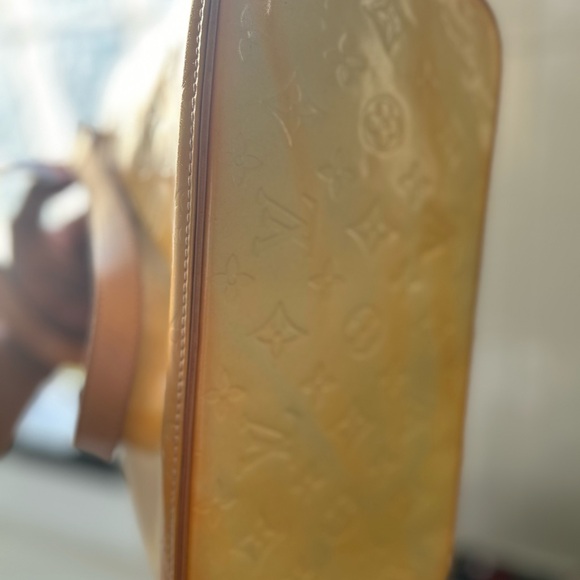 louis vuitton vernis in gold. - Picture 13 of 16